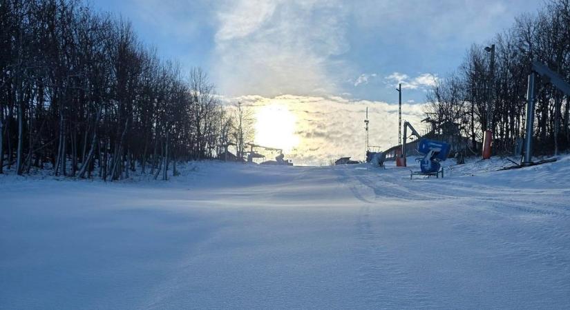 Szomorú hír jött a bakonyi sípályáról, pedig a hóágyúk beindultak (videó)