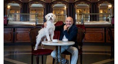 Kutyák és kulisszatitkok – Különleges naptárral segít az örökbefogadásban a Vígszínház