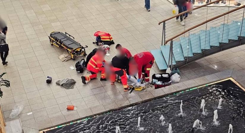 Lépcsőn lezuhant férfi életéért küzdő mentőket szidtak és fenyegettek egy debreceni plázában
