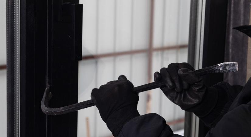 Csak benyitott a rokonaihoz… ami ezután történt, bíróság elé vitte