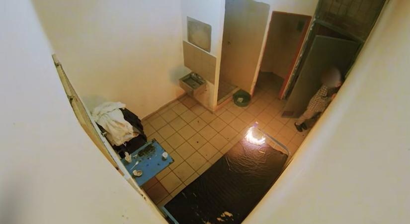 Videón, ahogy egy női rab felgyújtja a matracát a börtönben
