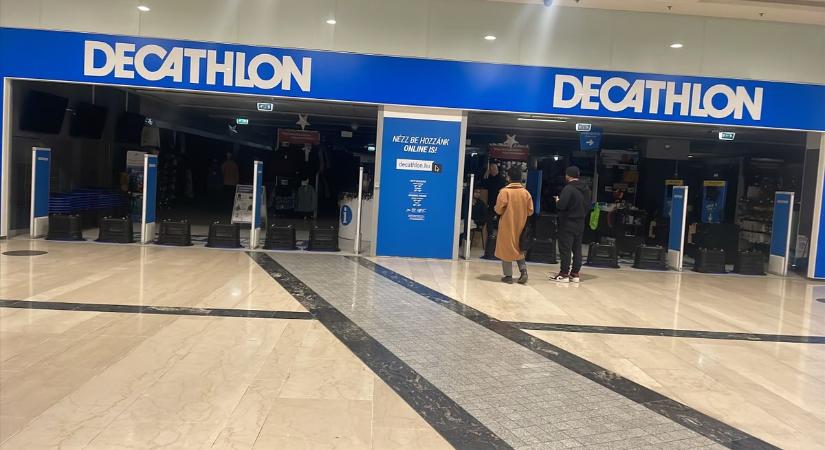 Teljesen váratlanul leállt Budapest egyik legnagyobb plázája: a karácsonyi csúcsforgalom kellős közepén elsötétült az összes bolt – senki nem tudja, mi történik