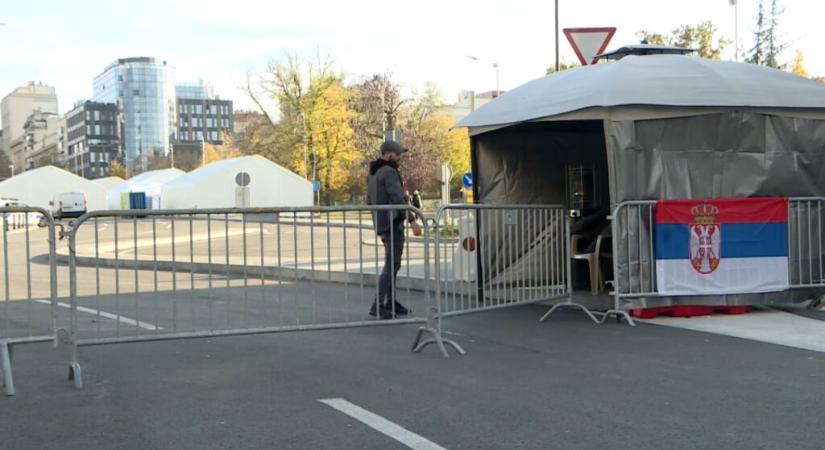 Tepić: Rákapcsolták Ćacilendet a közvilágításra, ezek a bűnözők már az áramot is lopják (Videó)