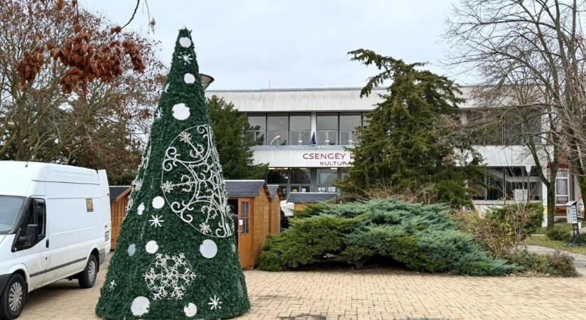 Adventi gyertyagyújtás és jégpályamegnyitó az Atom téren