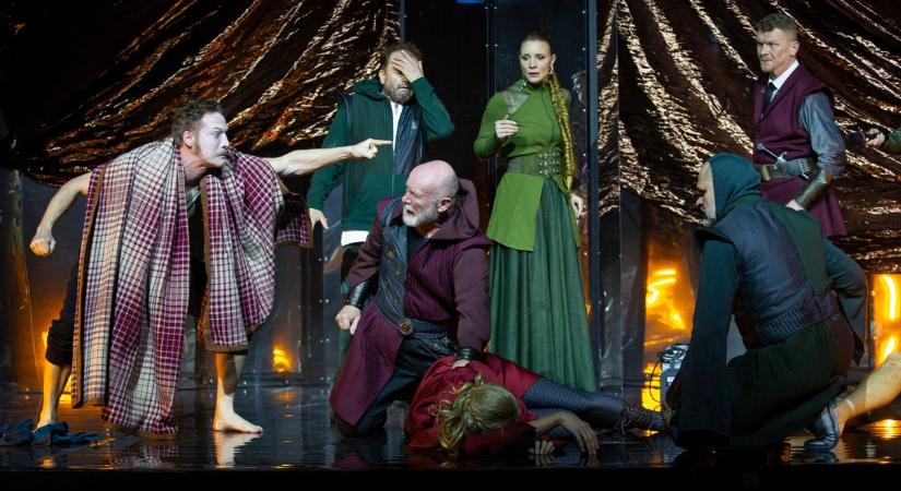 Tükörlabirintus és véres viszály: érkezik A bosszú a kecskeméti színházba – fotók