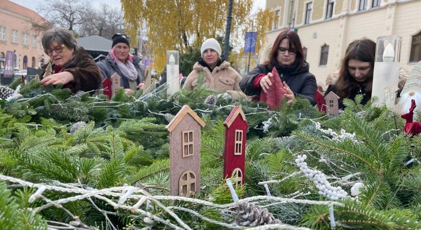 Kecskemét ünnepi díszben: elkészült a város adventi koszorúja, a hétvégén már gyertyagyújtás! – fotók, videó