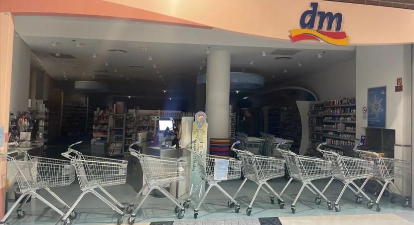 Leállt a Corvin Pláza, teljes sötétségbe borult