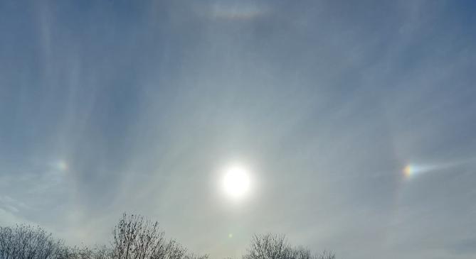 Látványos halóparádé bontakozott ki kora délután