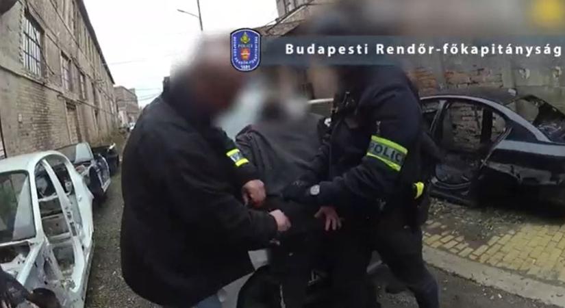 Kétszer is megpróbáltak ellopni egy Mustangot Újpesten, ám csak a lámpáját sikerült felkapcsolni