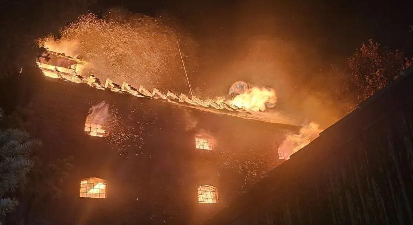 Pokoli lángokkal égett egy háromszintes raktárépület Makón – videó