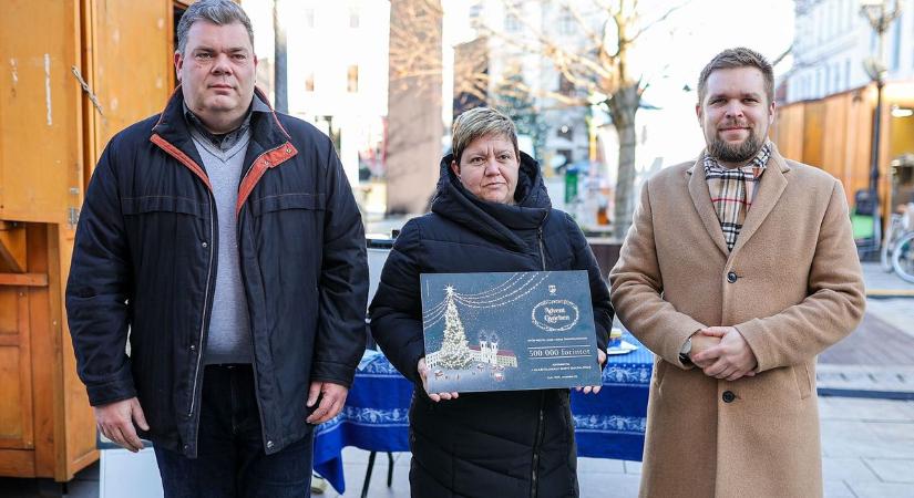 Megnyitott az Adventi Jótékonysági Faház a Széchenyi téren - fotók