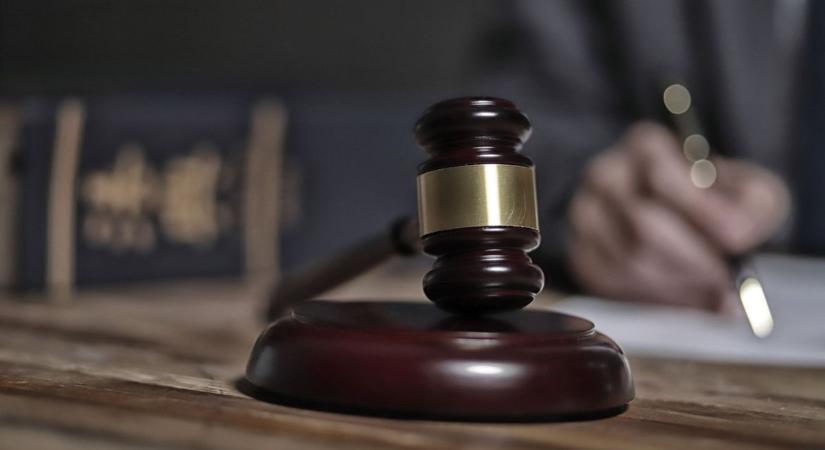 Illegális fegyver és agresszív viselkedés: bűnügyi felügyelet alatt a 77 éves férfi