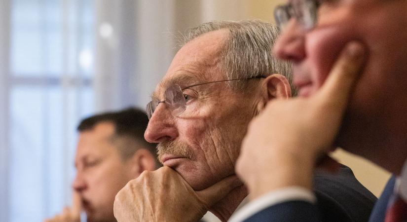 Grecsó Krisztián a pokolra kívánja Pintér Sándort a kórházban maradó csecsemőkről tett megjegyzése miatt