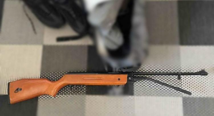 Légpuskával lövöldözött az erkélyről gyalogosokra poénból három kamasz Budapesten, több fiatal is megsérült