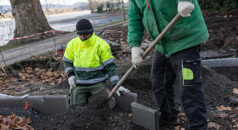 Új tatai játszótér: elmondjuk, mikortól vehetik birtokba a gyerekek galéria
