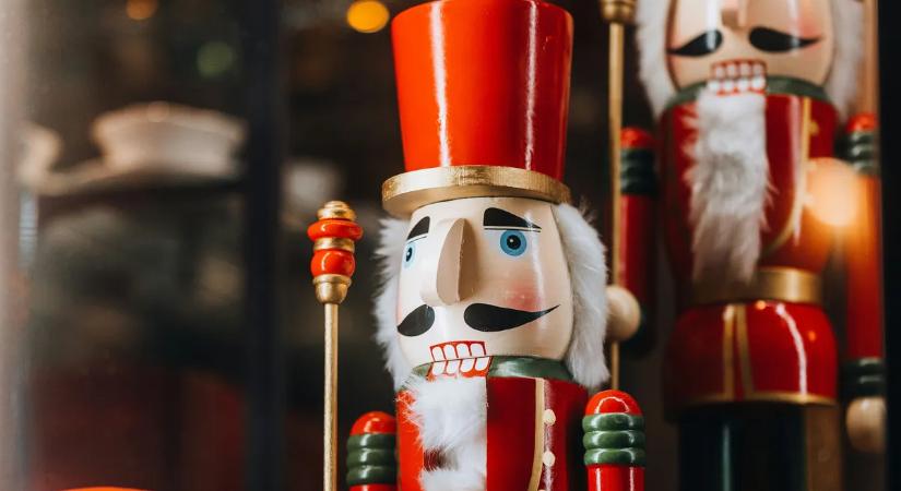 Ön látta? Diótörőt loptak el egy bolt kirakatából! A rendőrség nagy erőkkel keresi a bábut