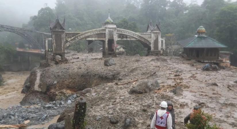 Egyre nő az áldozatok száma Szumátrán: árvíz és földcsuszamlás pusztít a térségben