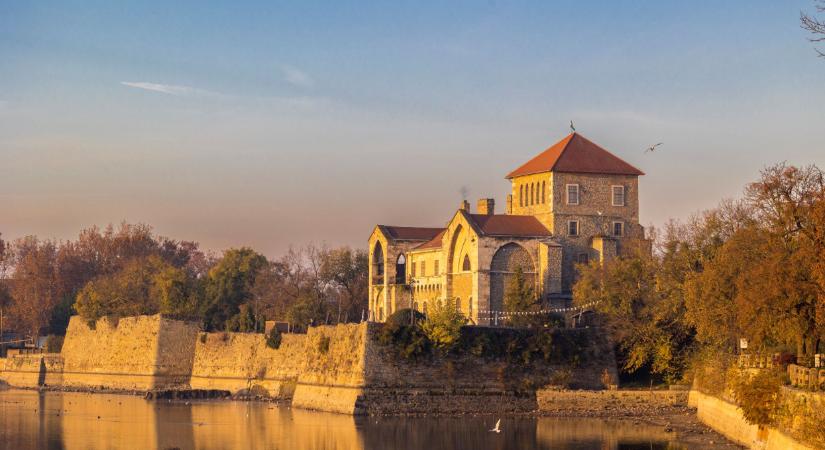 Fordulat a tatai várárok ügyében: eldőlt a történelmi terület sorsa