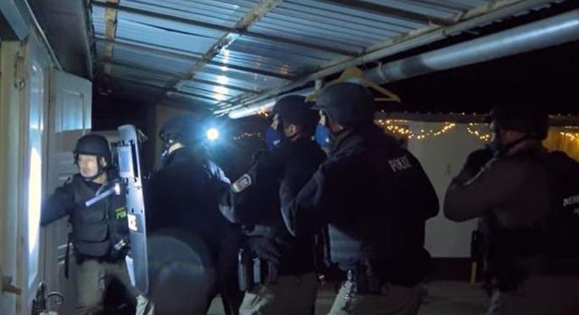 Összehangolt akcióban, nyolc helyszínen csapott le a hatóság a dílerbandára – videó