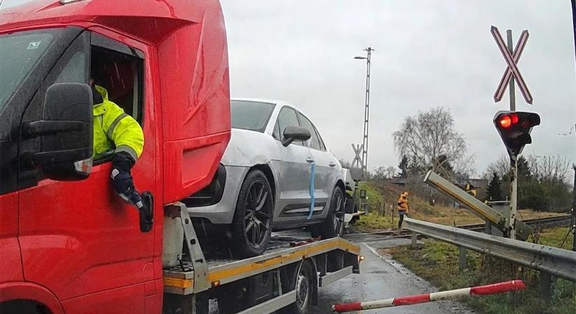 Pótkocsija a vasúti átjáróban ragadt, aztán még rosszabbul döntött a tréleres