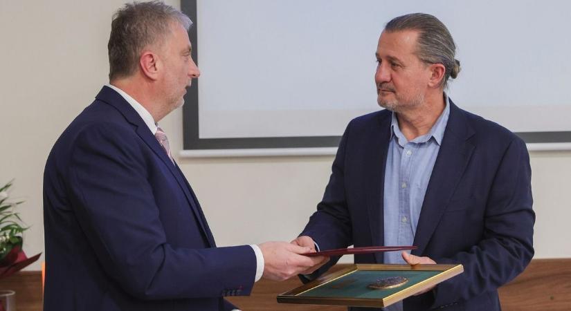 Szeged büszkesége: különleges életútért ítélték oda a Szent-Györgyi Albert-díjat – galériával