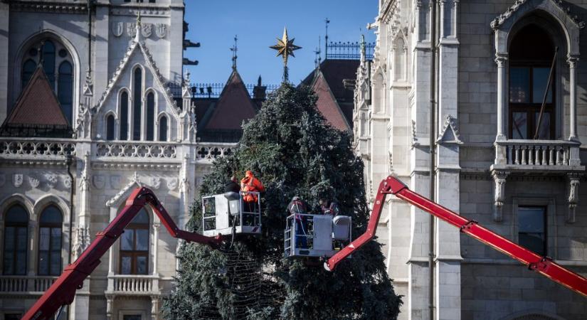 Már díszítik az ország karácsonyfáját a Kossuth téren, a betlehemi jászol is épül – galéria