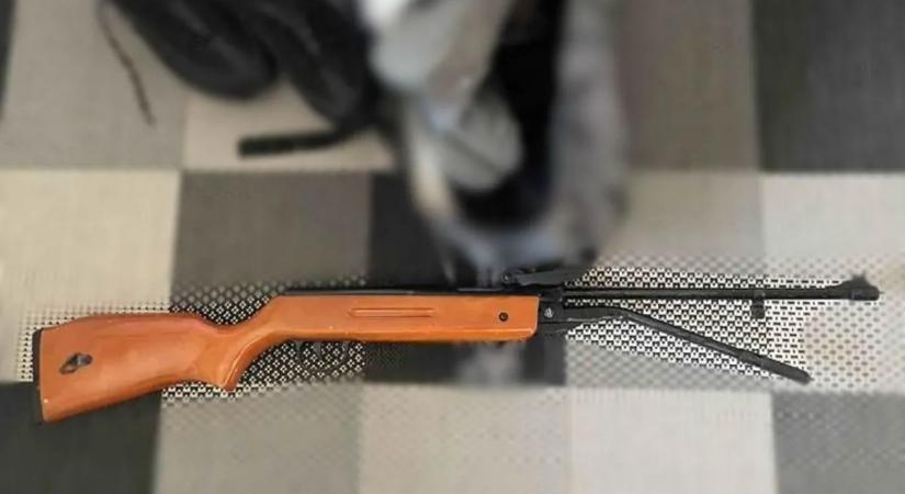 Tinédzserek lövöldöztek fegyverrel az utcán