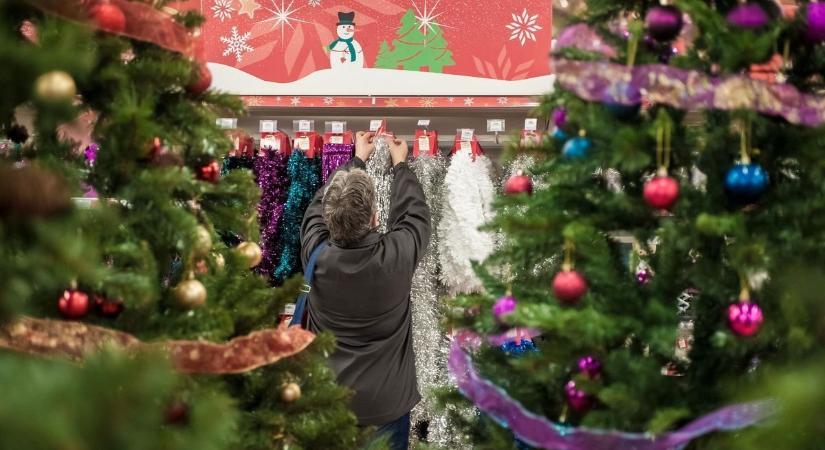 Egyszeri karácsonyi vásárlási utalványok jönnek a családoknak és a nyugdíjasoknak – de nem mindegy, hogy ki hol él
