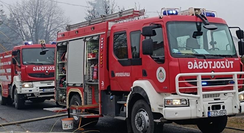 Kigyulladt egy személyautó, azonnal a helyszínre siettek a tűzoltók