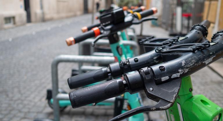 Szigorít az elektromos rollerek használatán Szeged, bírság járhat a szabálytalanságokért