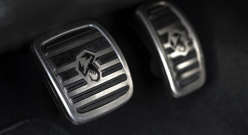 Újra benzinmotoros lehet a villamosított sportautó