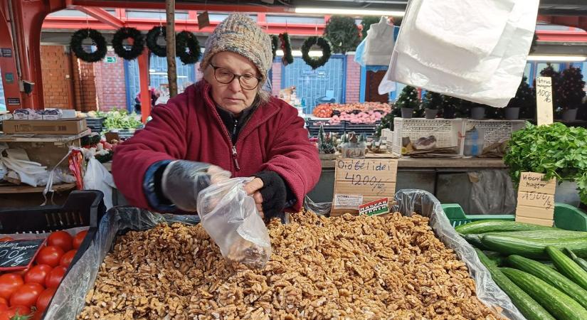 A dió 3800 forintnál kezdődik, a mák 2200-3000 forintba kerül – videóval, galériával