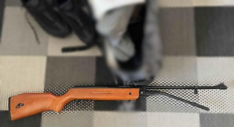 Légpuskával vadászott a járókelőkre három tinédzser egy budapesti erkélyen