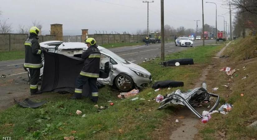 Az autóroncsban hagyta terhes feleségét és elmenekült a baleset után