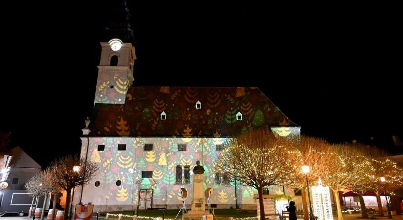 Fényfestés varázsol ünnepi hangulatot: kétszer annyi fényvetítő állt szolgálatba