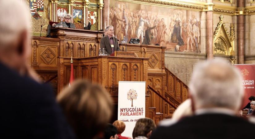 „A kormány nemcsak megőrzi, hanem be is fagyasztja a nyugdíjak értékét”