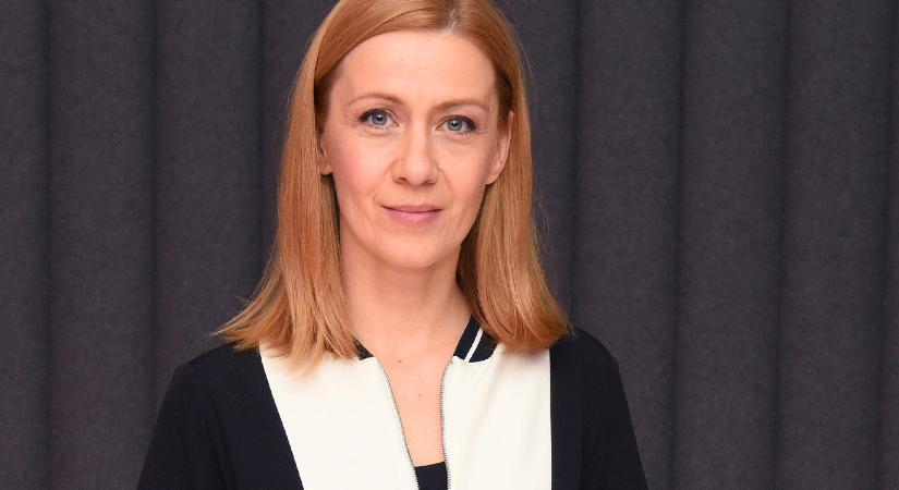 Igéző látványt nyújtott Balsai Móni a vörös ruhájában a legújabb filmje premierjén