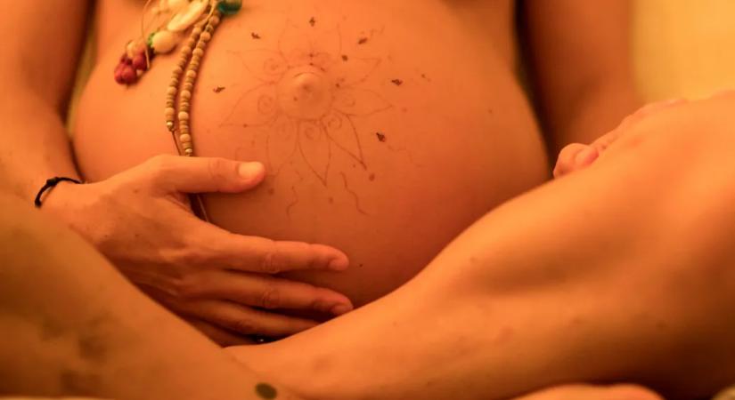 Dollármilliókat kerestek a szabad szülést hirdető influenszerek, tanácsaikkal több tucat újszülött halálát okozhatták