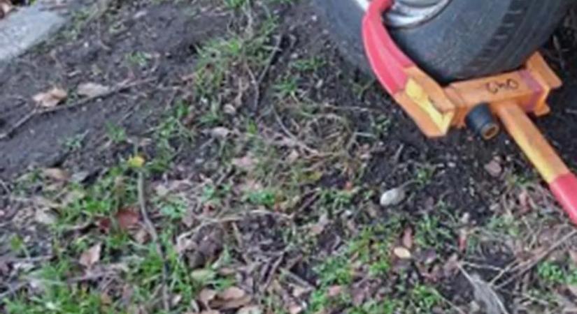 Kerékbilincset tettek egy autóra Óbudán, a sofőr reakciója szédületes volt – fotó