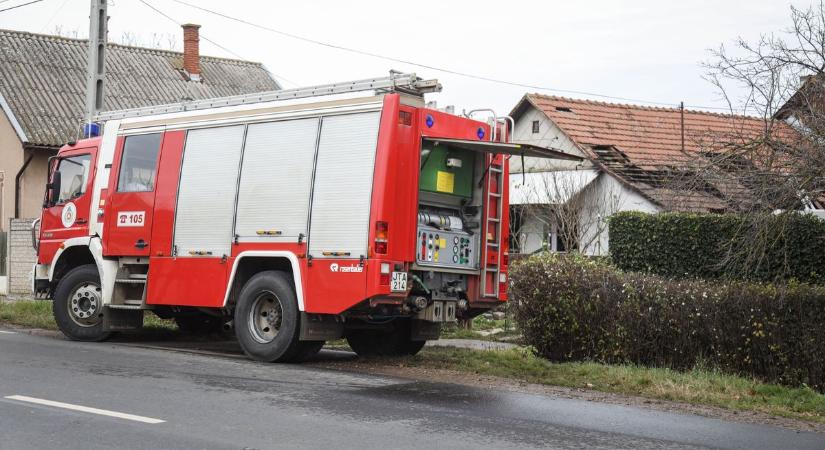 Égig érő lángokra ébredtek a szomszédok, így élte meg a túri utca az éjjeli halálos háztüzet – galériával, videóval