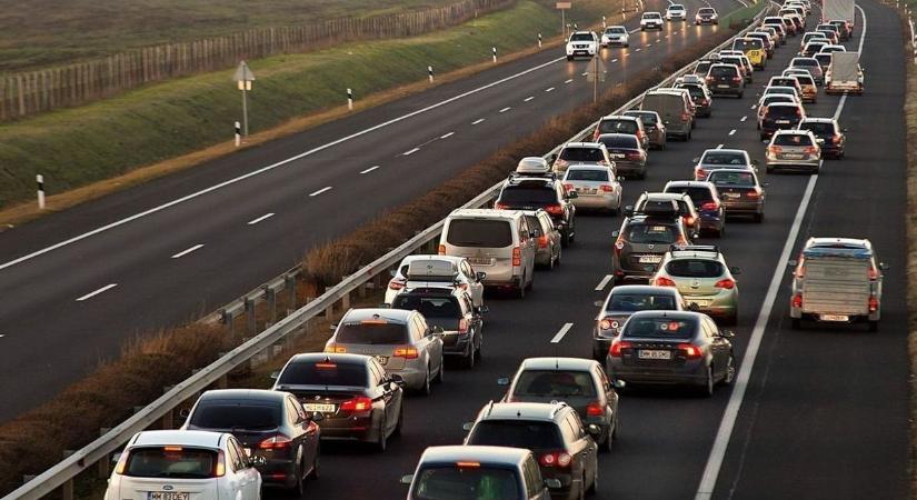 Araszol a forgalom az M3-ason: baleset miatt dugóra és sávlezárásra kell számítani