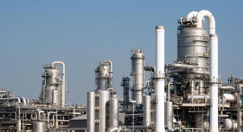 Lángol egy orosz olajfinomító, megint lecsapott Ukrajna