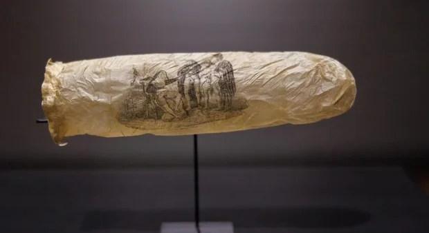 Birka vakbeléből készült, erotikus képpel díszített óvszer egy nemzeti múzeumban