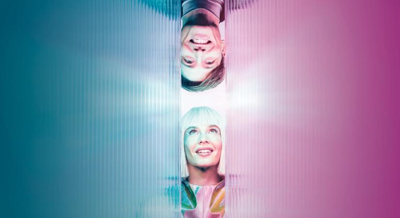 Futurisztikus vígjáték a szerelemről és a humorról – Igazából komédia a Pesti Színházban