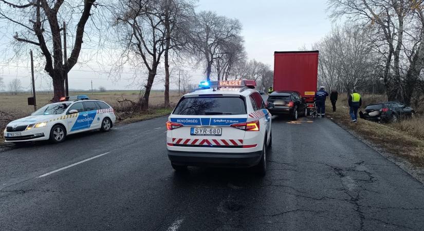Két autó és egy kamion balesetezett az 53-ason, civilek szállították kórházba a sérültet – fotók