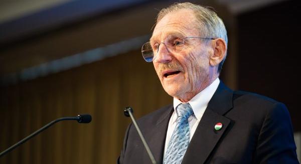 Visszaszóltak Grecsó Krisztiánnak, aki megdöbbent, hogy beszélhet így Pintér Sándor a kórházban hagyott csecsemőkről