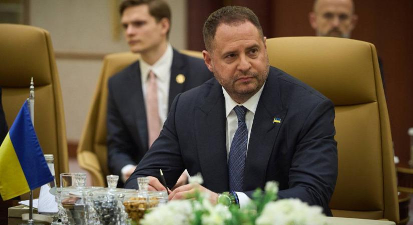 Belebukott a korrupciós botrányba, lemondott Zelenszkij kulcsembere