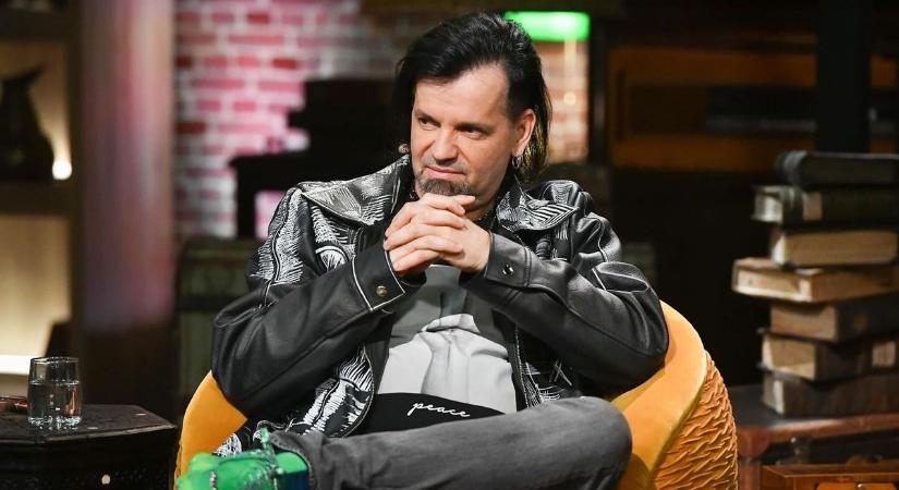 Elképesztő licit indult Fejes Tamás ritka órájáért, videóban szemléltette a tárgyat