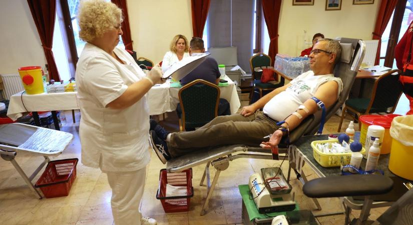 Van, aki 145-ször segített már: különleges pillanatok a Somogyi Hírlap véradásán