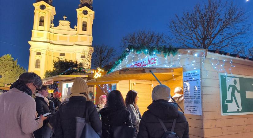 Megnyílt a tatai adventi vásár, itt a különleges programlista 4 hétvégére fotók, videó